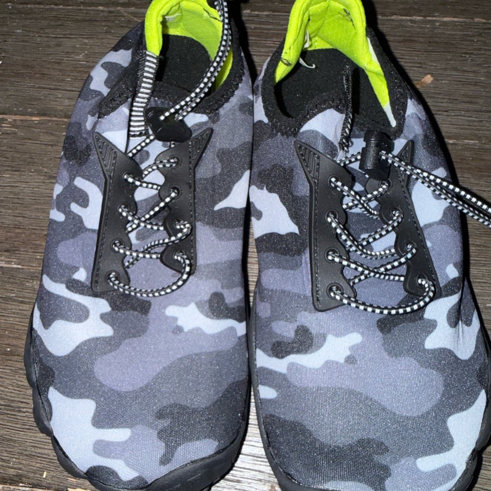 Boys Camouflage camo gray water shoes 4